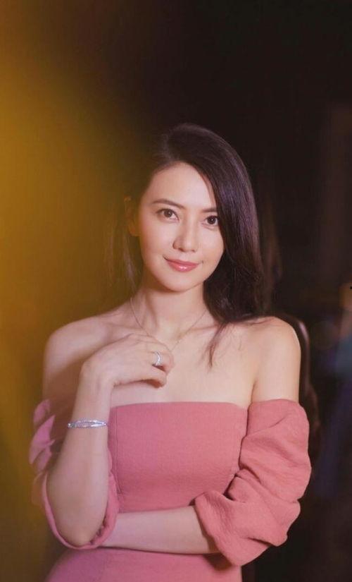 娱乐大爆料陈法蓉视频,娱乐大爆料背后的惊人真相  第1张